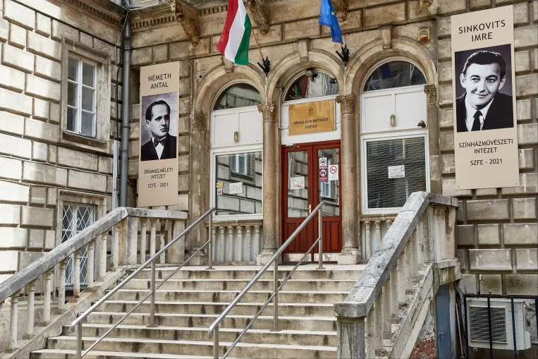 Közgyűlést szerveztek az SZFE hallgatói, az egyetem kamerán nézte vissza, ki rakott ki erről plakátokat