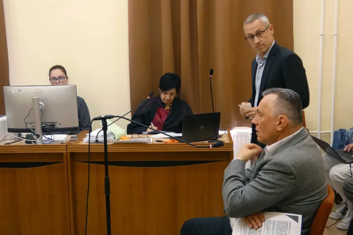 K. Tamás vádlott (áll) igyekezett Szeles Szabolcsot kérdezni és állításaival szembesíteni – Fotó: Laczó Balázs / Telex