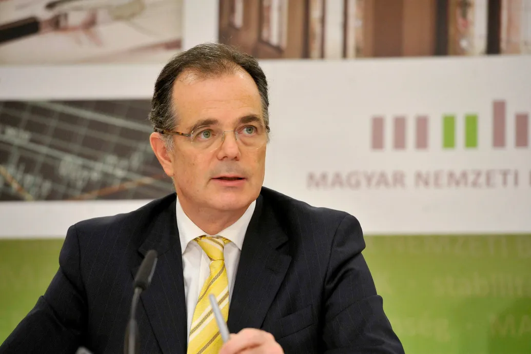 Simor András az Erstében elmondott búcsúbeszédében azt állította, hogy egy kritikus cikke miatt zsarolta az MNB