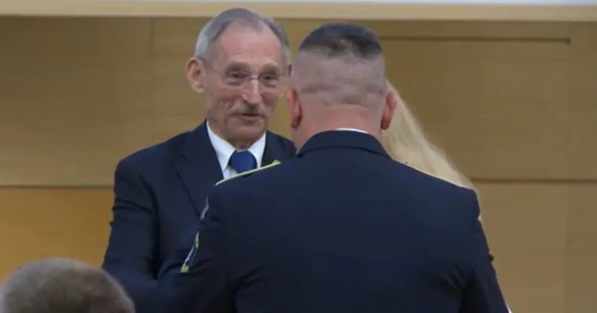 Pintér Sándor díjazta a sofőrjét.