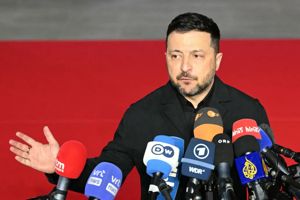 Békében kell élnünk – üzente Zelenszkij a magyaroknak az EU-csúcsról, amire ő elment, Orbán nem