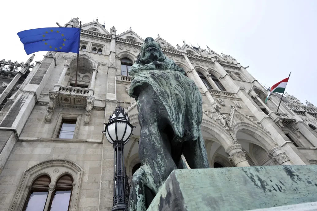 Visszakerül a Parlament homlokzatára az Európai Unió zászlója