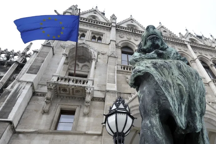 Több mint 10 év után visszakerül a Parlament homlokzatára az Európai Unió zászlója