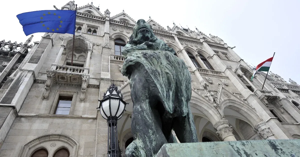 Visszatér az Európai Unió zászlója a Parlament homlokzatára 12 év után Visszatér az Európai Unió zászlója a Parlament homlokzatára 12 év után