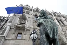 Több mint 10 év után visszakerül a Parlament homlokzatára az Európai Unió zászlója