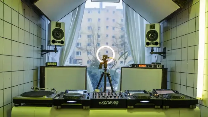 Forrás: https://seven.berlin/news/seven-label-night-hor-berlin-debut-house-music/