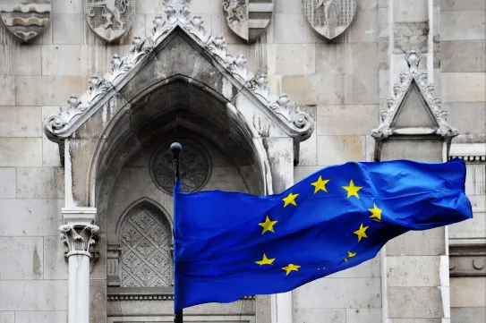 Több mint tíz év után visszakerül az EU zászlója a magyar parlamentre