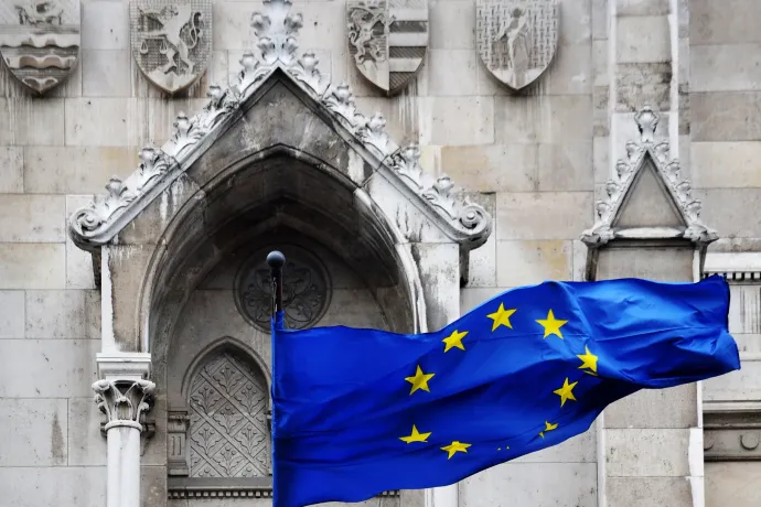 Több mint tíz év után visszakerül az EU zászlója a magyar parlamentre