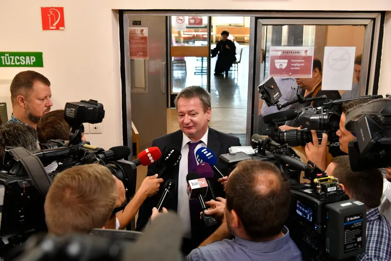 Különös, hogy az oroszoknak kémkedő, a börtön elől Moszkvába menekülő Kovács Béla nem volt Szijjártó radarján