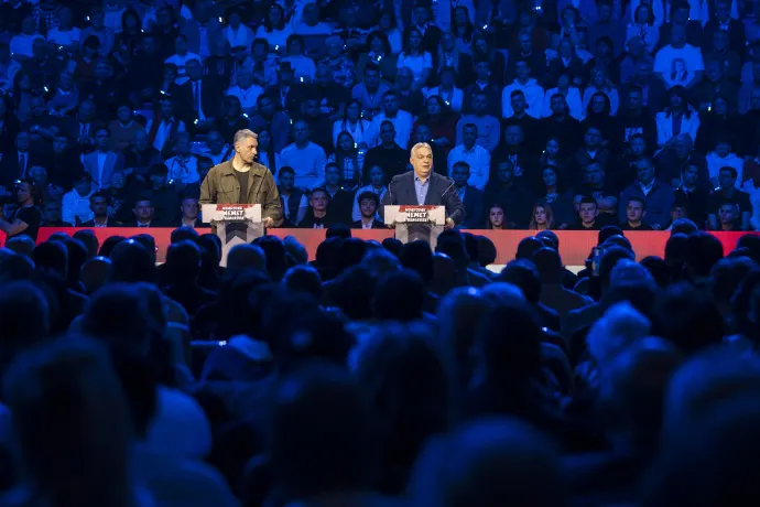 Orbán Viktor és Lázár János a Digitális Polgári Körök által szervezett háborúellenes gyűlésen a debreceni Főnix Arénában 2026. március 7-én – Fotó: Kaiser Ákos / Miniszterelnöki Kommunikációs Főosztály / MTI