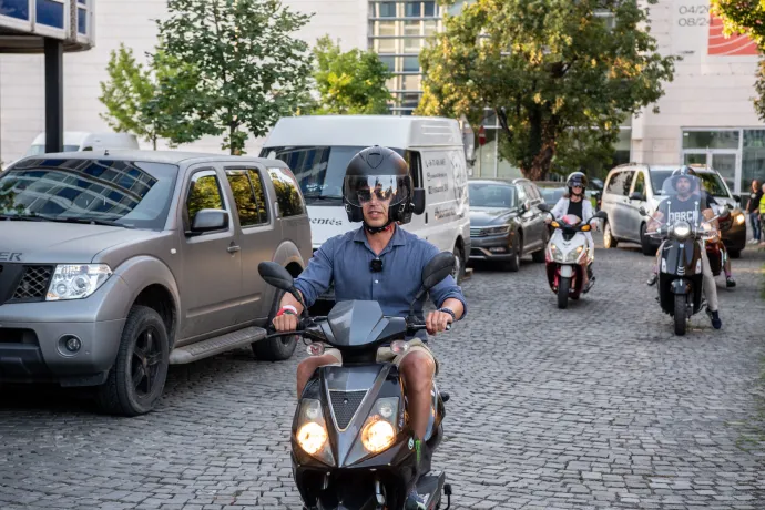 Magyar Péter robogóval érkezik országjárásának debreceni helyszínére 2025. július 27-én – Fotó: Bődey János / Telex