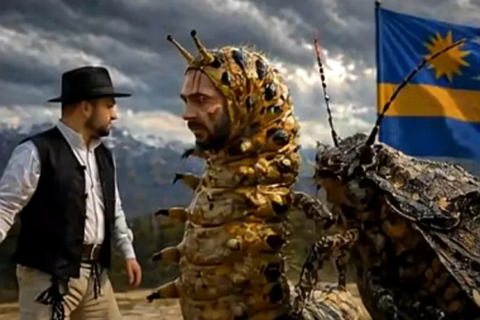 A tiszás poloska után újabb AI videóval állt elő a Háromszék tudósítója: hernyóként ábrázolta a Transtelex újságíróját