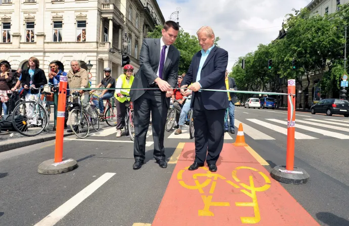 Tarlós István főpolgármester és Vitézy Dávid, a Budapesti Közlekedési Központ vezérigazgatója átvágja a szalagot az elkészült Andrássy úti új kerékpársáv átadásán, 2012. május 29-én – Fotó: Máthé Zoltán / MTI