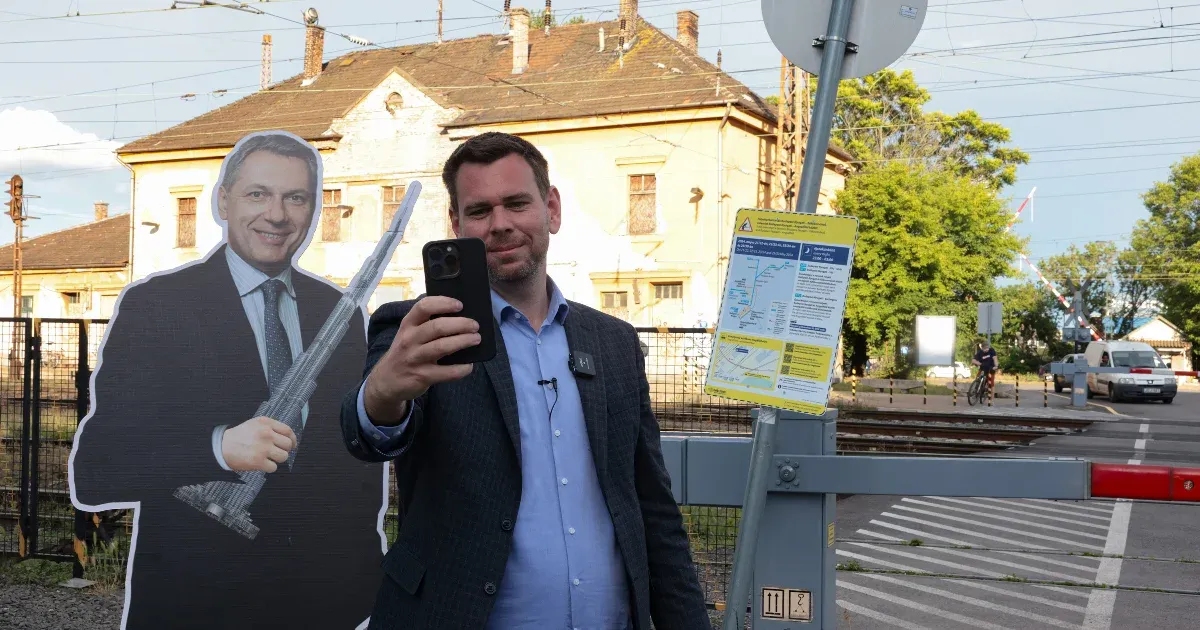 Nemrég még hársfateázni küldte az őt kiosztó Lázár Jánost, most beülhet a...