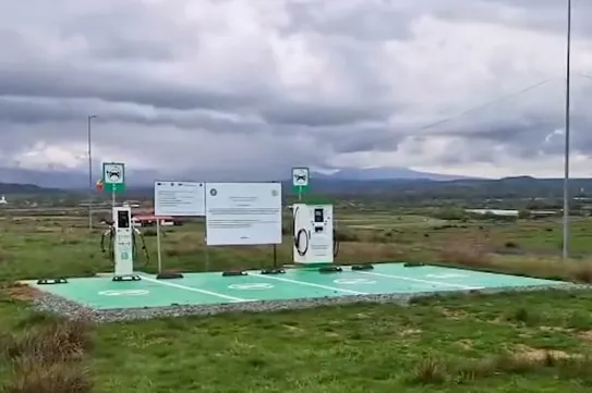 A mező közepére építettek egy elektromos töltőállomást Romániában