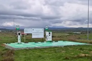 A mező közepére építettek egy elektromos töltőállomást Romániában
