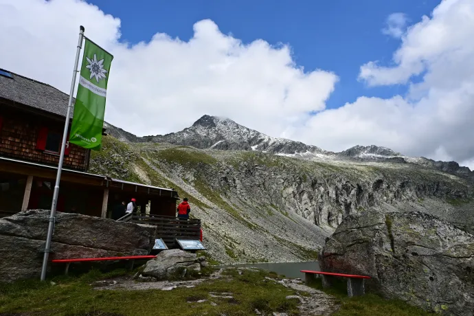 A menedékház a csúccsal, a völgy és a kemping – Fotó: Tenczer Gábor / Telex