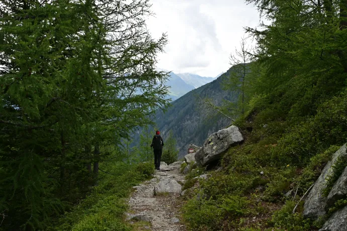 A menedékház a csúccsal, a völgy és a kemping – Fotó: Tenczer Gábor / Telex