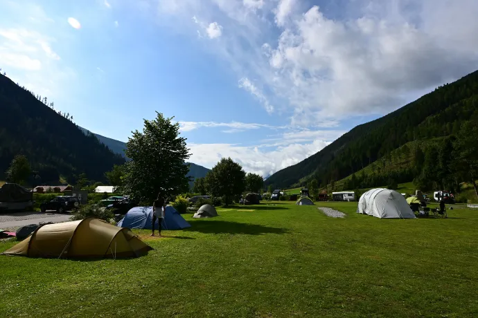 A menedékház a csúccsal, a völgy és a kemping – Fotó: Tenczer Gábor / Telex