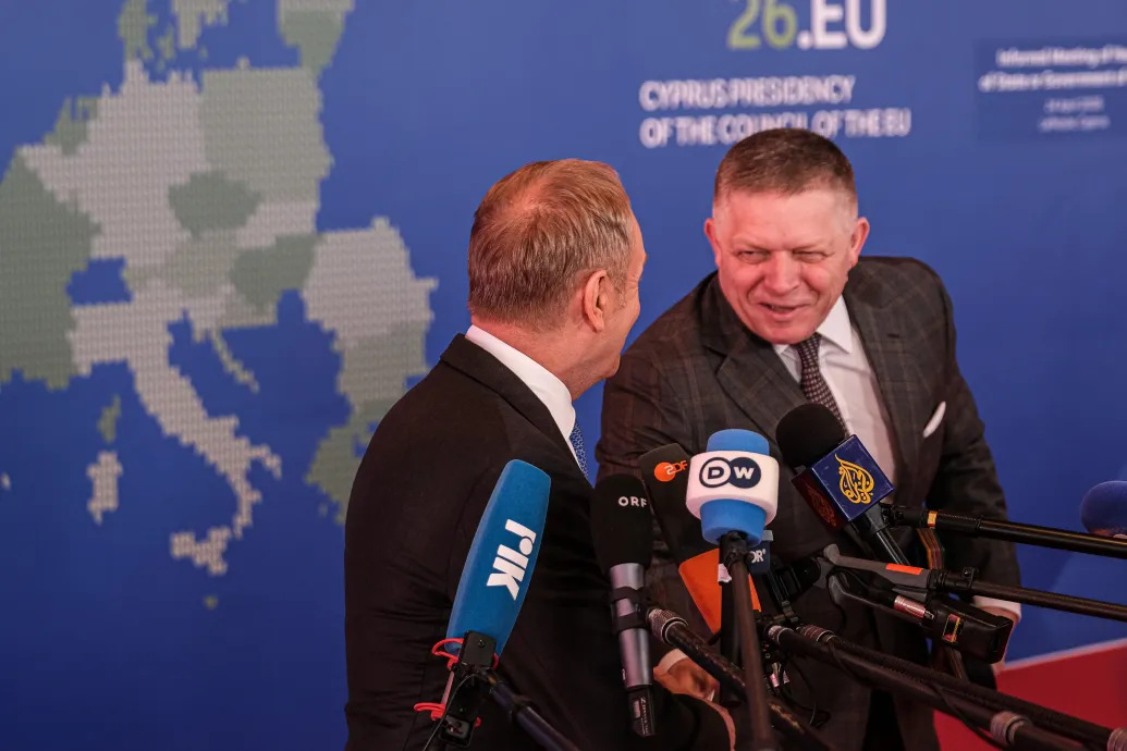 Évek óta először nem voltak oroszok a teremben, mondta Tusk az Orbán nélküli EU-csúcsról, erre vállon lapogatta Fico