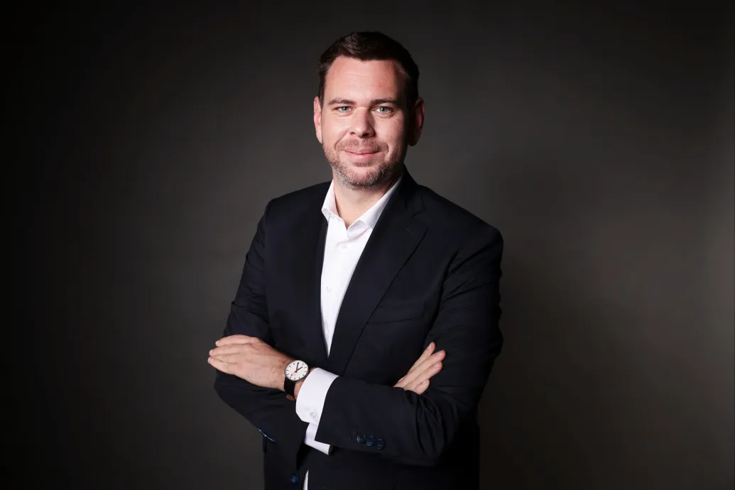 Fideszes államtitkárból tiszás miniszter – élő interjú Vitézy Dáviddal