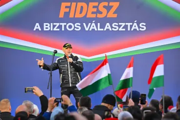 Milliárdokat szórt ki fű alatt a Fidesz-kormány a kampányarcainak és a holdudvarnak