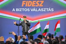 Milliárdokat szórt ki fű alatt a Fidesz-kormány a kampányarcainak és a holdudvarnak