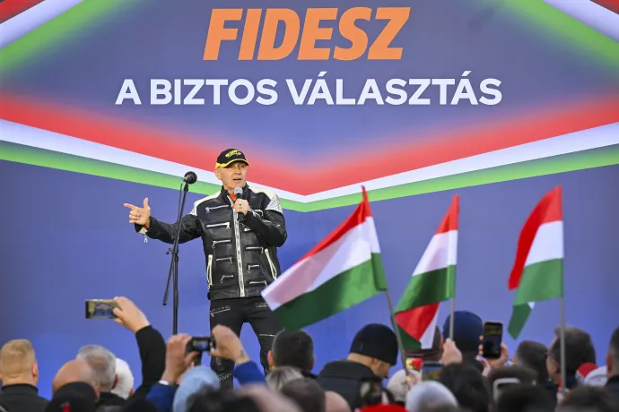 Pataky Attila énekel Orbán Viktor országjárásának debreceni állomásán, a Dósa Nándor téren 2026. április 9-én – Fotó: Czeglédi Zsolt / MTI
