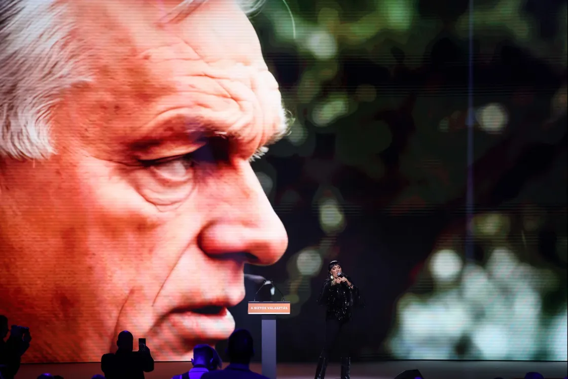 Milliárdokat szórt ki fű alatt a Fidesz-kormány a kampányarcainak és a holdudvarnak