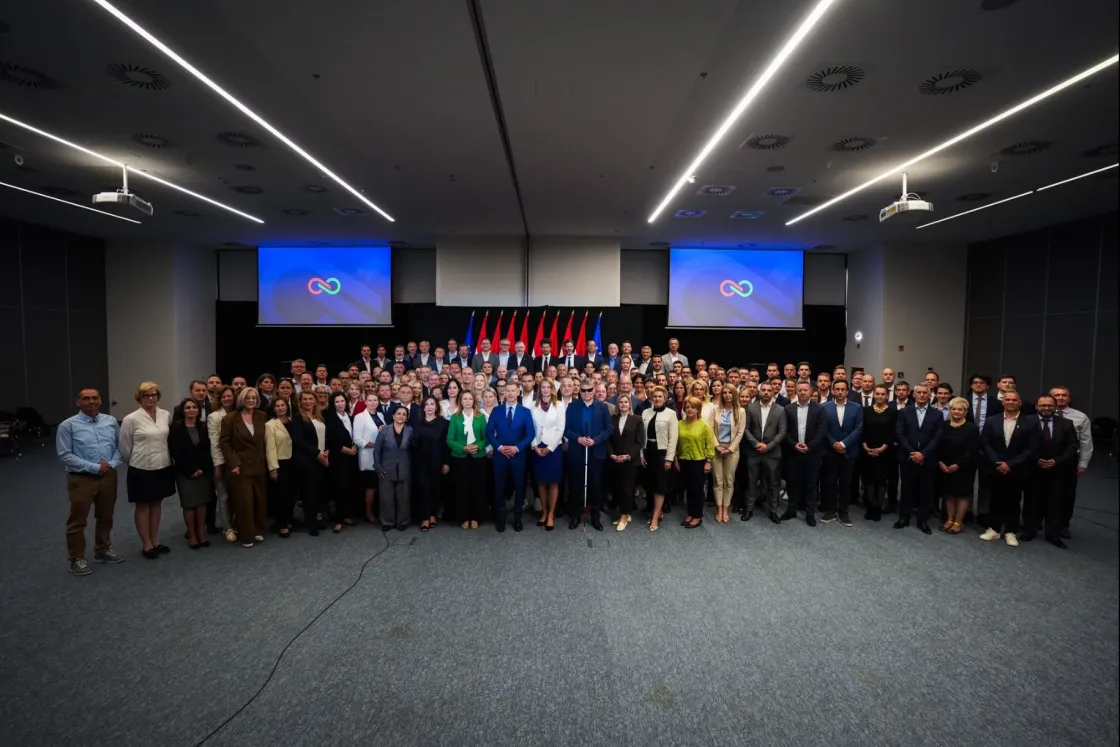 Annyi pénz jár májustól a Tisza képviselőinek, hogy nagy önmérsékletre lesz szükségük a luxizás elkerüléséhez