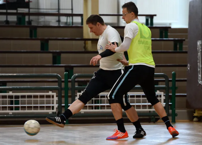 Szijjártó Péter és Benkő Szilárd, a Dunakeszi Kinizsi futsalcsapat tagjai edzenek 2012. november 18-án – Fotó: Kovács Tamás / MTI