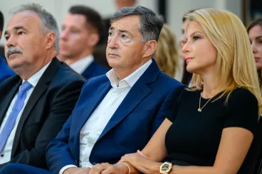 Az orbáni oligarchák tízmilliárdos értékben utalják ki a pénzt távoli országokba Magyar Péter szerint