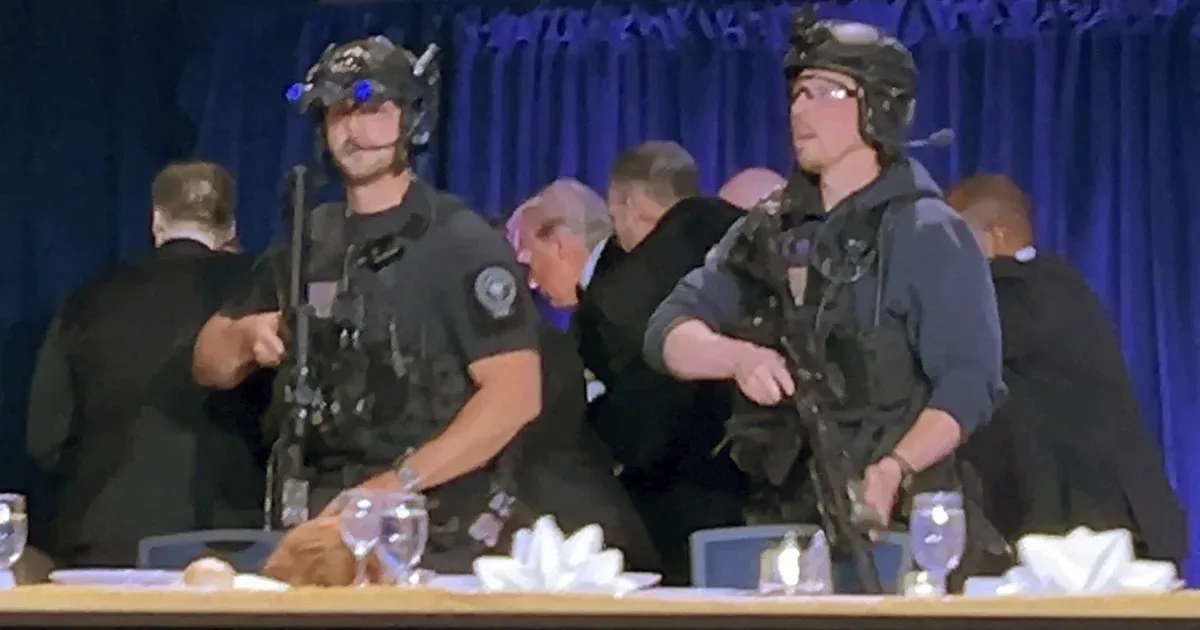 Lövések dördültek a Fehér Házi Tudósítók Vacsorájának helyszínén, Trumpot és feleségét ki kellett menekíteni