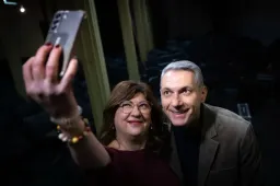 Lizike nem akart politizálni, a végén mégis a miniszterekkel szelfiző propagandista lett