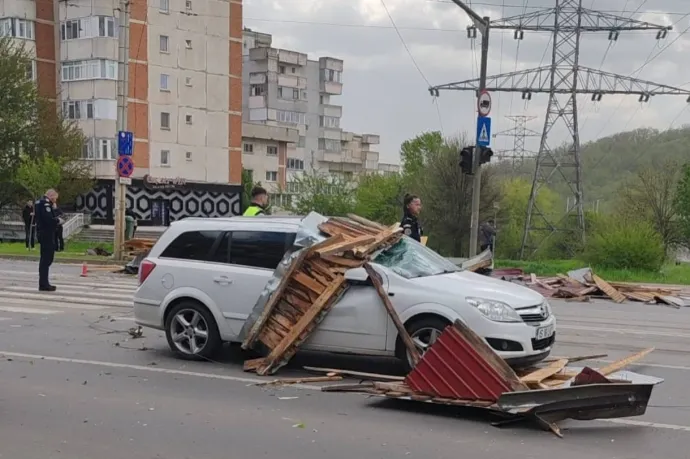 Viharos szél csapott le Iași-ra: autókat rongált meg, épületelemeket tépett le a 90 km/órás orkán