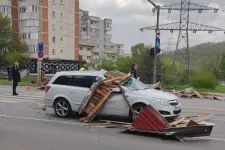 Viharos szél csapott le Iași-ra: autókat rongált meg, épületelemeket tépett le a 90 km/órás orkán