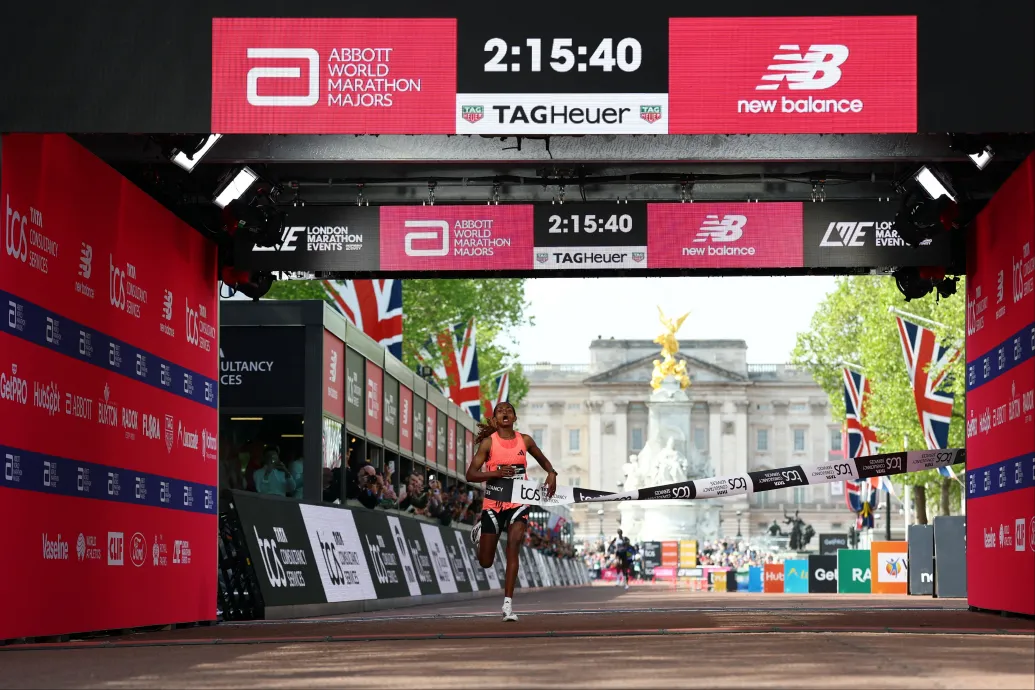 Új világcsúccsal Tigs Assefa nyerte a női versenyt a London Maratonon
