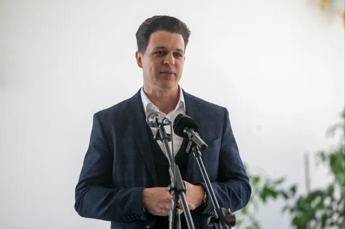 A reptéren vették őrizetbe a szegedi Fidesz-elnököt, aki azután mondott le posztjáról, hogy kiderült: körözik
