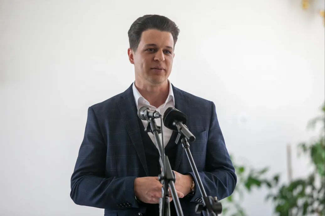 A reptéren vették őrizetbe a szegedi Fidesz-elnököt, aki azután mondott le posztjáról, hogy kiderült: körözik