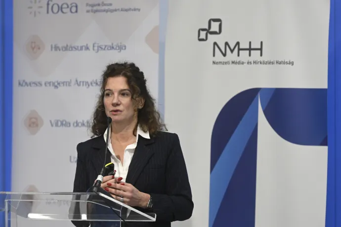 Ficzere Andrea, a Fogjunk Össze az Egészségügyért Alapítvány elnöke, az Uzsoki utcai kórház főigazgatója előadást tart az Egészséges médiatudatosság – Ép ésszel az online térben című konferencián a Nemzeti Média- és Hírközlési Hatóság (NMHH) Esztergom úti épületében 2024. november 13-án – Fotó: Lakatos Péter / MTI