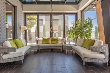 Első pillantásra, túl sokat ígér ez a rózsavölgyi ház, de azt mind be is tartja