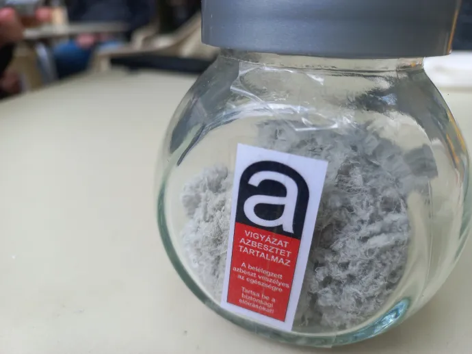 Így kell jelölni az azbesztveszélyt – Fotó: Fehér János / Telex