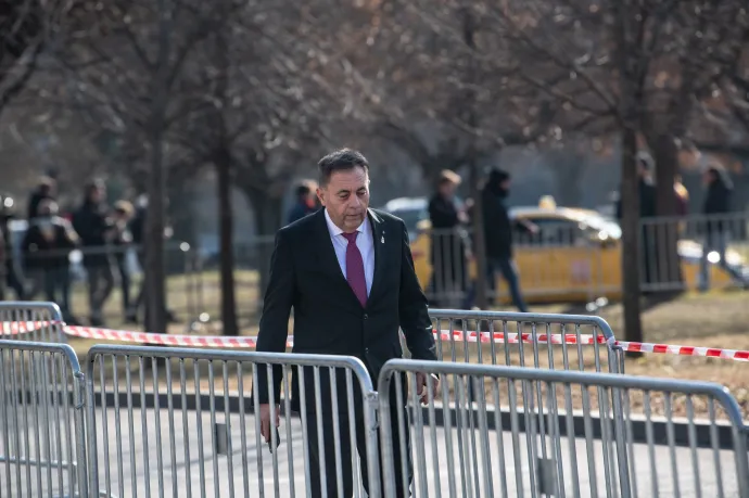 „Viszlát, képviselői iroda” – melankolikus zenére búcsúzik jászberényi irodájától Pócs János