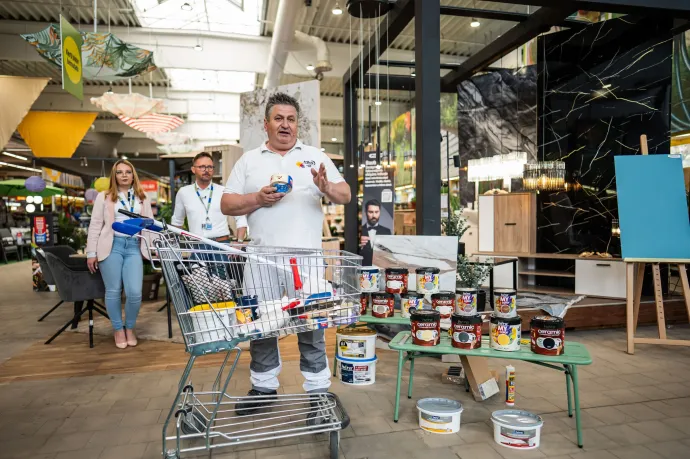 A korszerű festékekkel a munka is könnyebben megy – Fotó: Berecz Valter, Képszerkesztőség