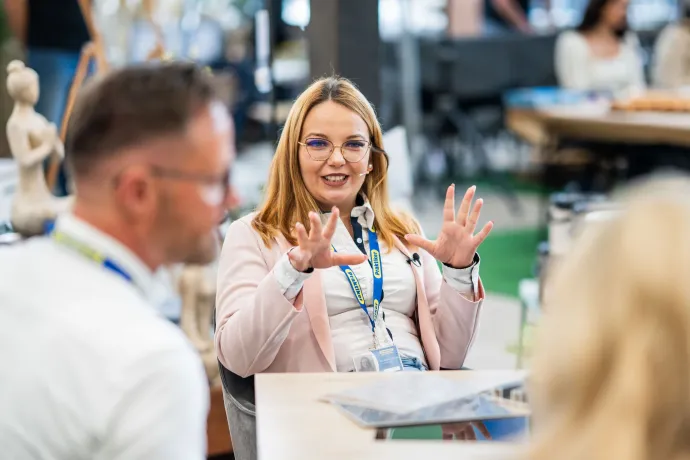 Saját kezűleg is érdemes a tapétázásba belevágni – Fotó: Berecz Valter, Képszerkesztőség