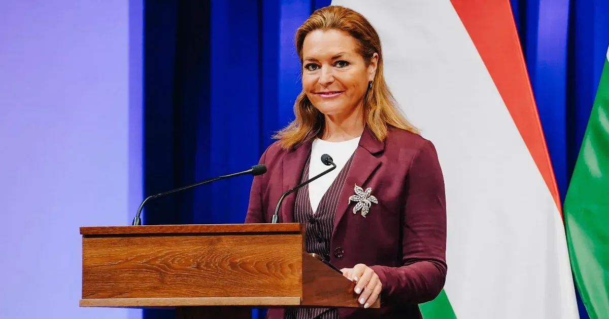 A bross néha nem ékszer, hanem diplomáciai eszköz