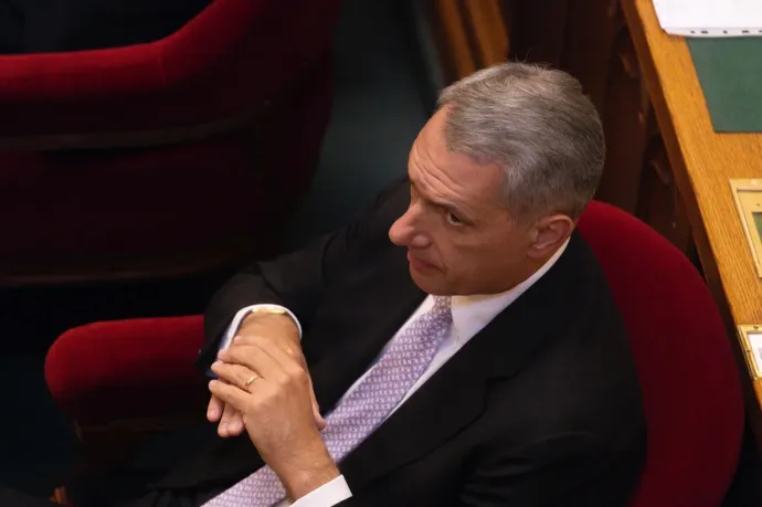 Lázár János beül a parlamentbe, egy évre vállalja a feladatot