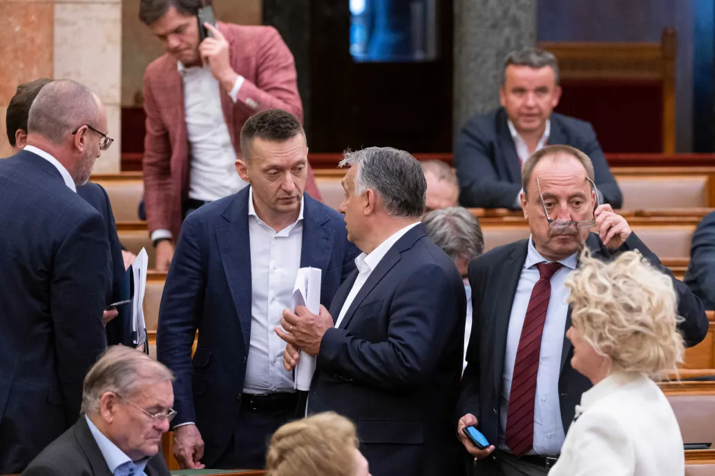 Gulyás Gergely bejelentette, hogy 42 listás képviselőből 25-en döntöttek úgy, hogy nem veszik fel a mandátumukat – Forrás: Telex.hu