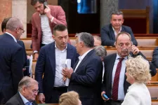 Gulyás Gergely bejelentette, hogy 42 listás képviselőből 25-en döntöttek úgy, hogy nem veszik fel a mandátumukat