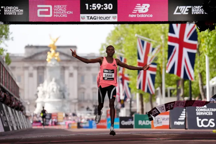 Gyerekként még elbújt, nehogy versenyeznie kelljen, most övé lett a maraton korszakos világrekordja